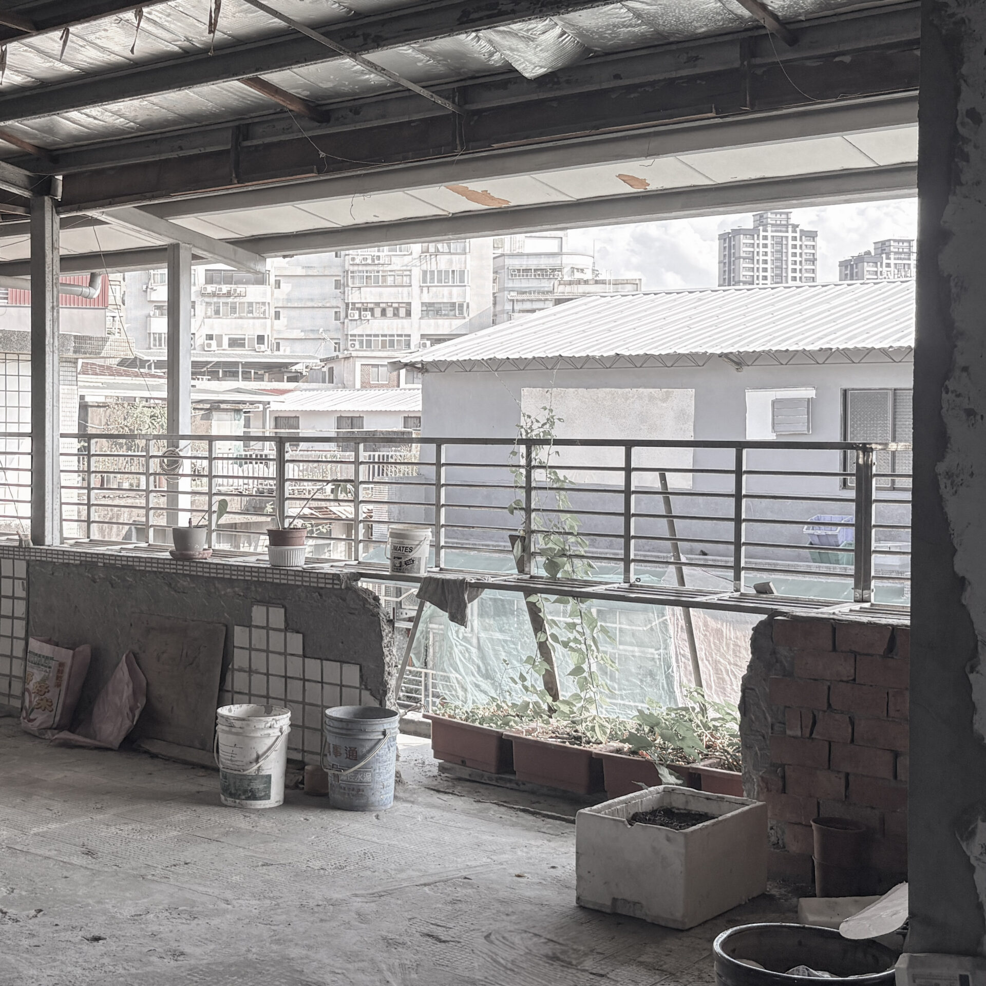 改造前屋頂露台與城市景觀之間的空間關係